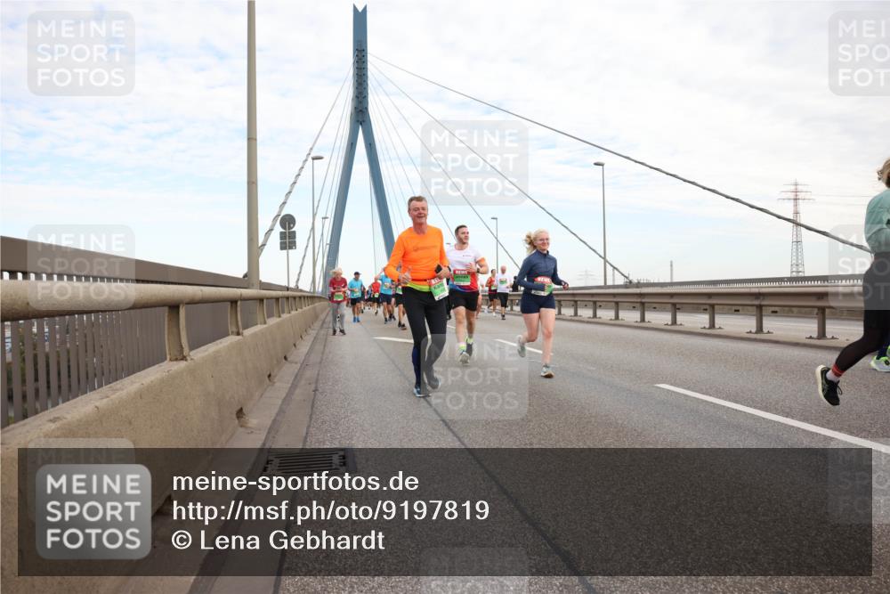03.10.2025 - Köhlbrandbrückenlauf Lena Gebhardt http://msf.ph/oto/9197819 03.10.2025 15:32:28 Position 1  meine-sportfotos.de