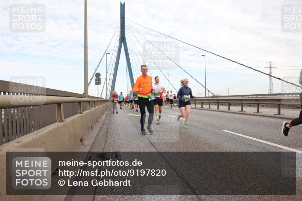 03.10.2025 - Köhlbrandbrückenlauf Lena Gebhardt http://msf.ph/oto/9197820 03.10.2025 15:32:28 Position 1  meine-sportfotos.de