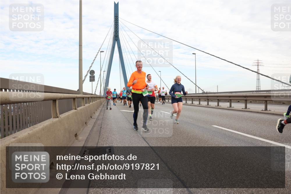 03.10.2025 - Köhlbrandbrückenlauf Lena Gebhardt http://msf.ph/oto/9197821 03.10.2025 15:32:28 Position 1  meine-sportfotos.de
