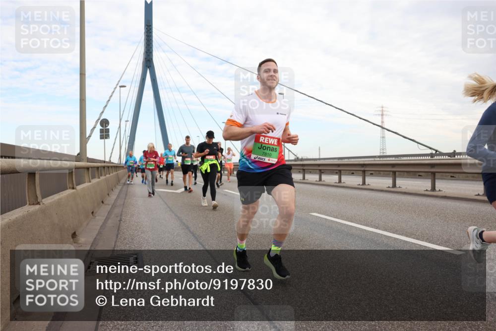 03.10.2025 - Köhlbrandbrückenlauf Lena Gebhardt http://msf.ph/oto/9197830 03.10.2025 15:32:30 Position 1 7810 meine-sportfotos.de