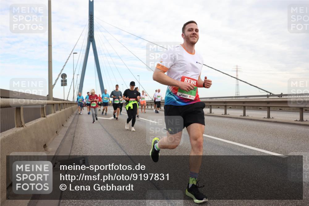 03.10.2025 - Köhlbrandbrückenlauf Lena Gebhardt http://msf.ph/oto/9197831 03.10.2025 15:32:30 Position 1 7810 meine-sportfotos.de