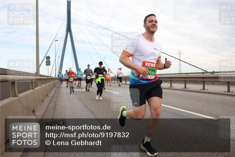 03.10.2025 - Köhlbrandbrückenlauf Lena Gebhardt http://msf.ph/oto/9197832 03.10.2025 15:32:30 Position 1  meine-sportfotos.de