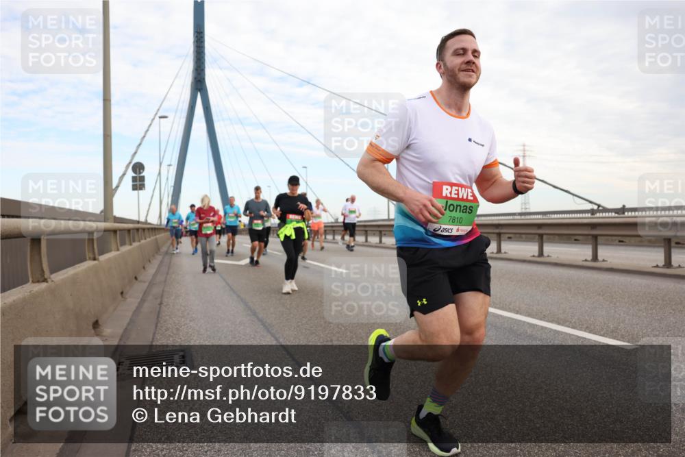03.10.2025 - Köhlbrandbrückenlauf Lena Gebhardt http://msf.ph/oto/9197833 03.10.2025 15:32:30 Position 1 7810 meine-sportfotos.de