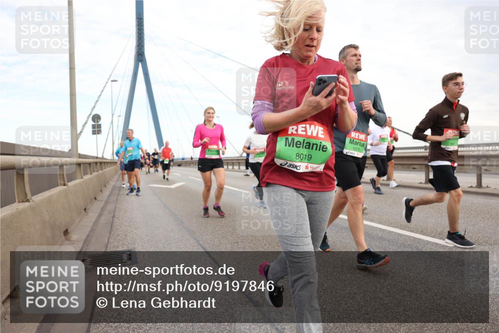 03.10.2025 - Köhlbrandbrückenlauf Lena Gebhardt http://msf.ph/oto/9197846 03.10.2025 15:32:34 Position 1 8019, 9376 meine-sportfotos.de