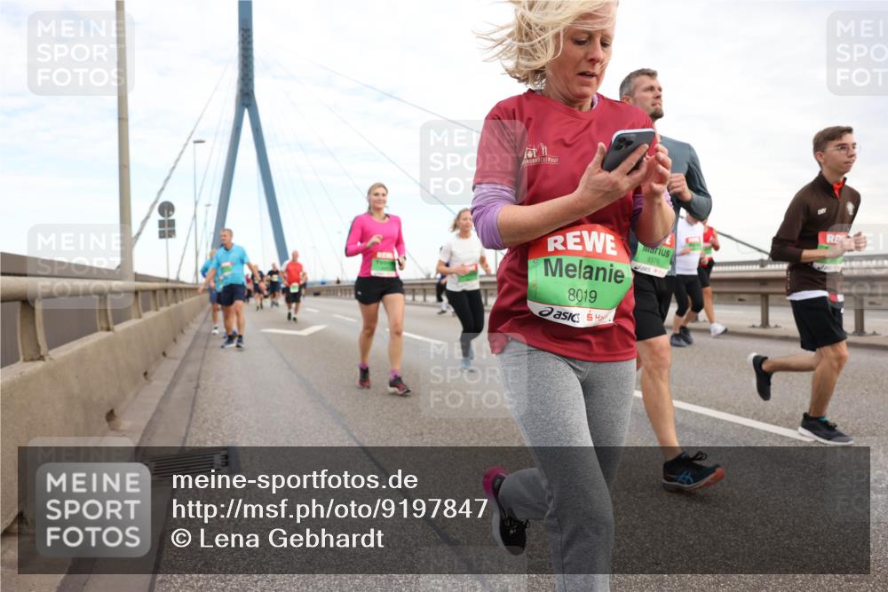 03.10.2025 - Köhlbrandbrückenlauf Lena Gebhardt http://msf.ph/oto/9197847 03.10.2025 15:32:34 Position 1 8019, 9376 meine-sportfotos.de