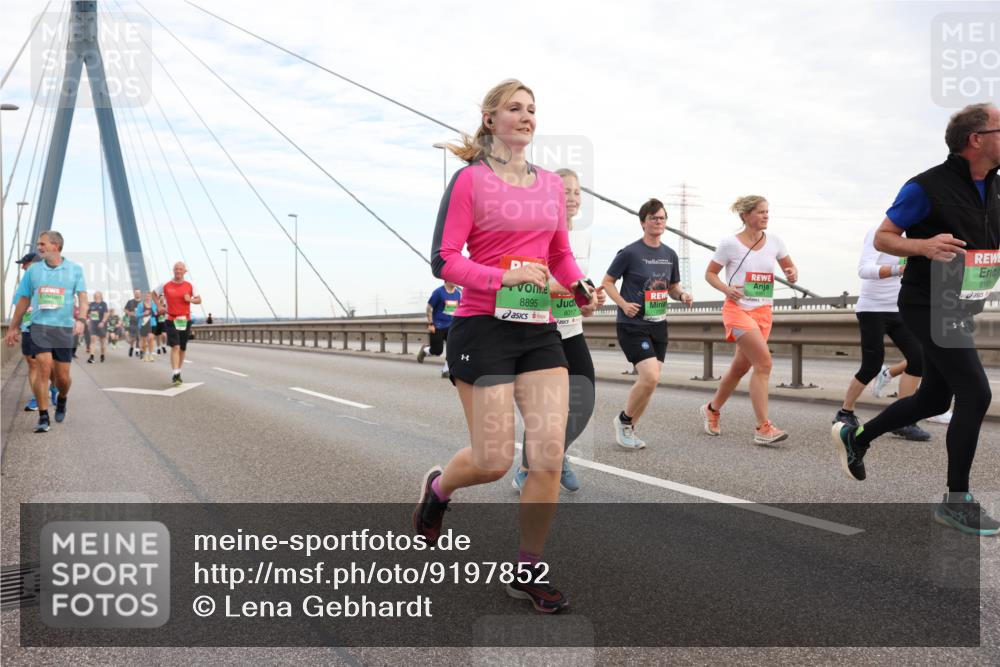 03.10.2025 - Köhlbrandbrückenlauf Lena Gebhardt http://msf.ph/oto/9197852 03.10.2025 15:32:34 Position 1 8895, 8191, 8017 meine-sportfotos.de