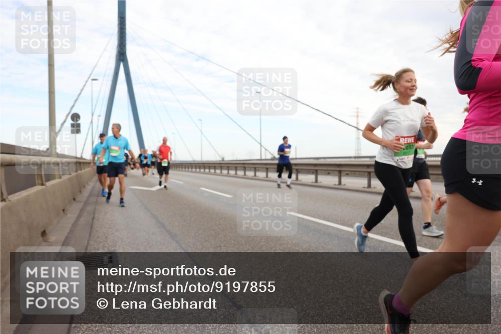 03.10.2025 - Köhlbrandbrückenlauf Lena Gebhardt http://msf.ph/oto/9197855 03.10.2025 15:32:35 Position 1 8017 meine-sportfotos.de