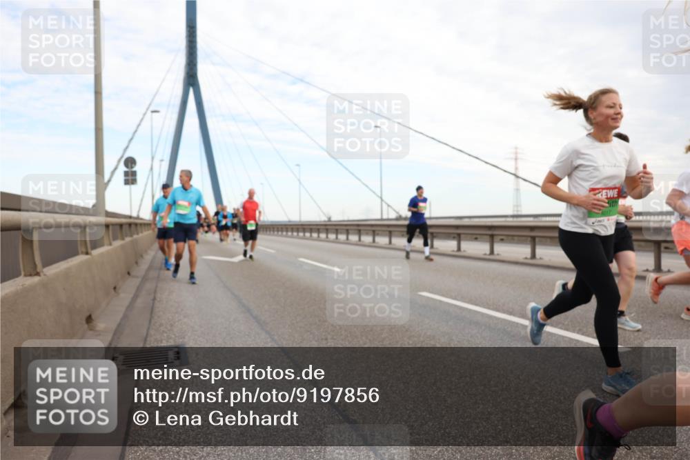 03.10.2025 - Köhlbrandbrückenlauf Lena Gebhardt http://msf.ph/oto/9197856 03.10.2025 15:32:35 Position 1  meine-sportfotos.de