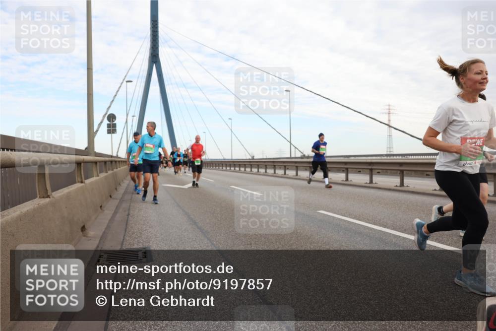 03.10.2025 - Köhlbrandbrückenlauf Lena Gebhardt http://msf.ph/oto/9197857 03.10.2025 15:32:35 Position 1  meine-sportfotos.de