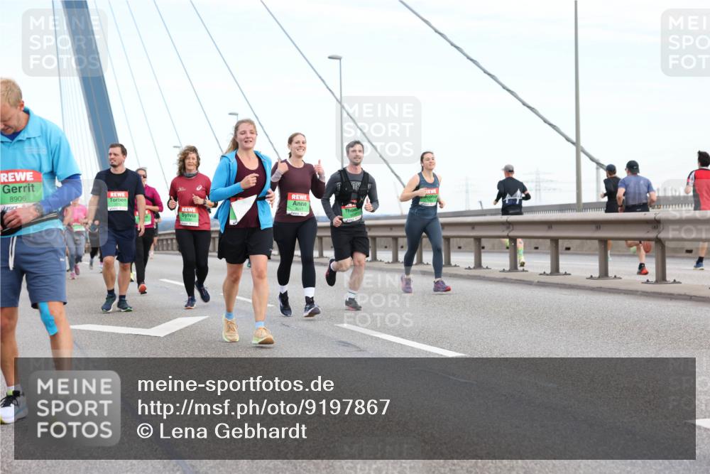 03.10.2025 - Köhlbrandbrückenlauf Lena Gebhardt http://msf.ph/oto/9197867 03.10.2025 15:32:39 Position 1 8906, 8047 meine-sportfotos.de