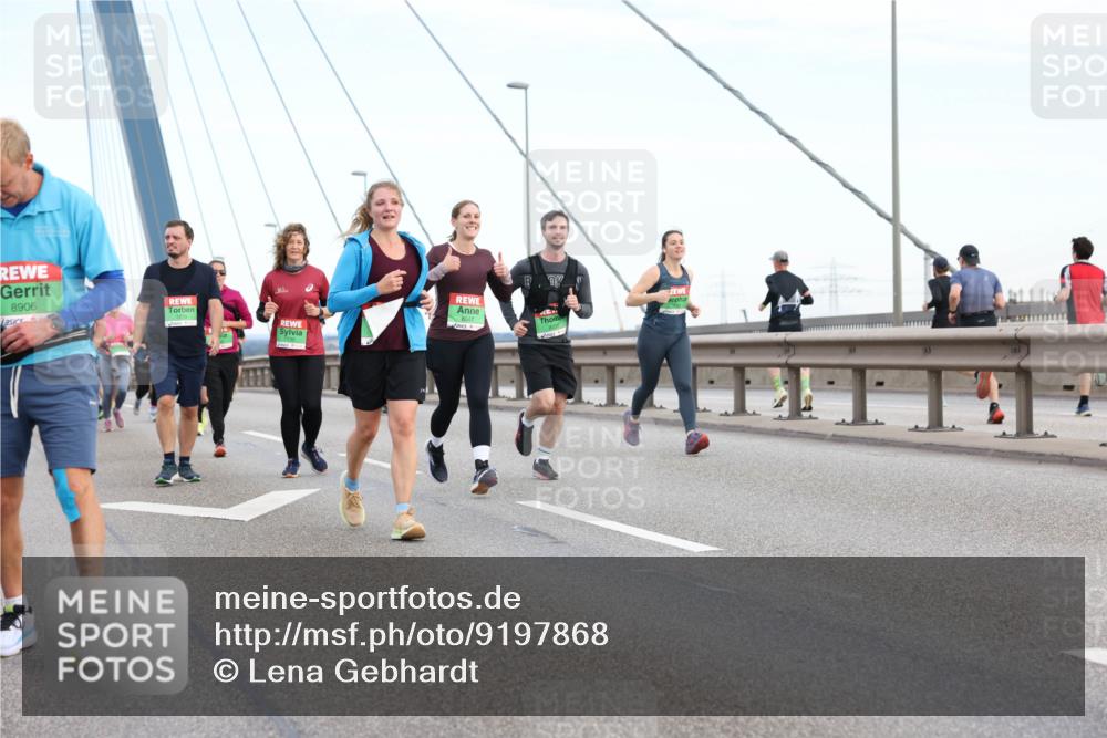 03.10.2025 - Köhlbrandbrückenlauf Lena Gebhardt http://msf.ph/oto/9197868 03.10.2025 15:32:39 Position 1 8906, 8047, 8030 meine-sportfotos.de