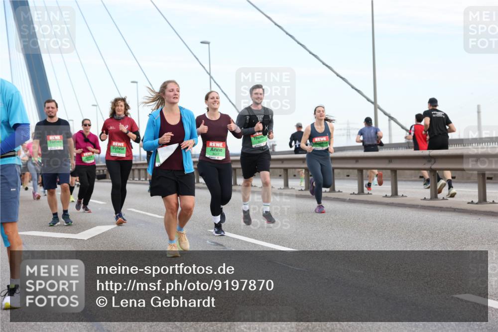 03.10.2025 - Köhlbrandbrückenlauf Lena Gebhardt http://msf.ph/oto/9197870 03.10.2025 15:32:40 Position 1 8047, 8030 meine-sportfotos.de
