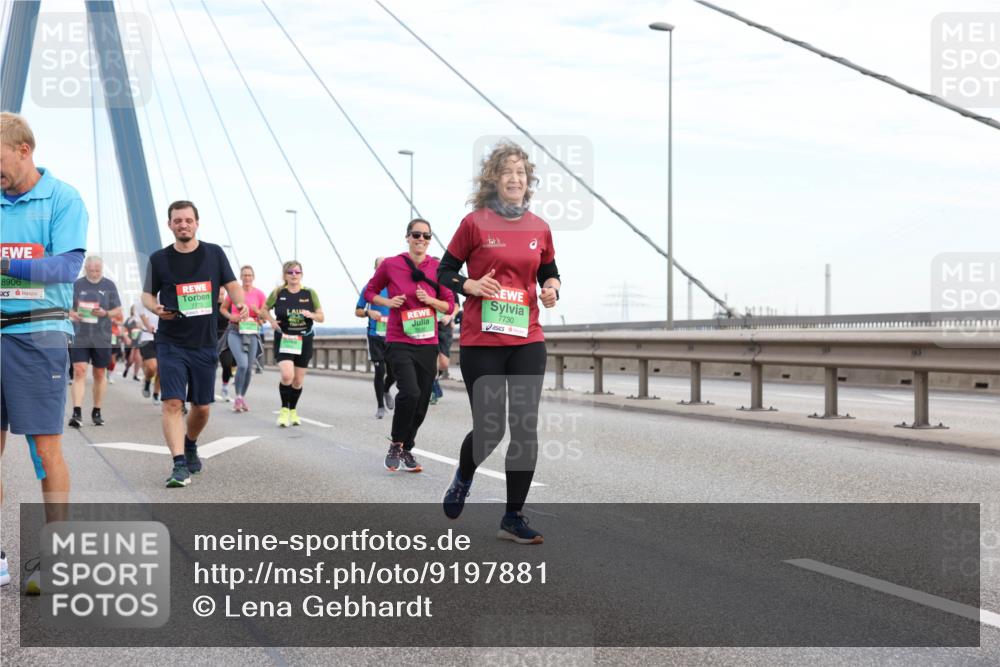 03.10.2025 - Köhlbrandbrückenlauf Lena Gebhardt http://msf.ph/oto/9197881 03.10.2025 15:32:43 Position 1 8906, 7730 meine-sportfotos.de
