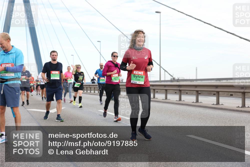 03.10.2025 - Köhlbrandbrückenlauf Lena Gebhardt http://msf.ph/oto/9197885 03.10.2025 15:32:43 Position 1 8906, 7770, 7730 meine-sportfotos.de