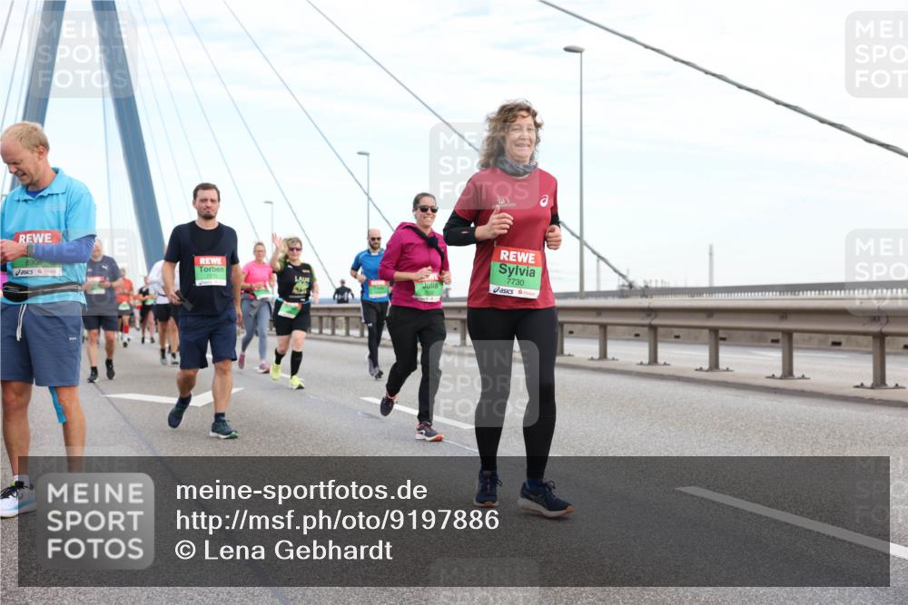 03.10.2025 - Köhlbrandbrückenlauf Lena Gebhardt http://msf.ph/oto/9197886 03.10.2025 15:32:43 Position 1 8906, 7770, 7730 meine-sportfotos.de