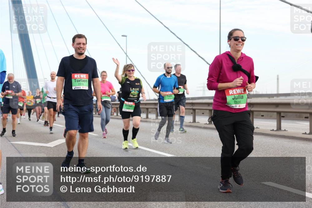 03.10.2025 - Köhlbrandbrückenlauf Lena Gebhardt http://msf.ph/oto/9197887 03.10.2025 15:32:44 Position 1 7770, 8806, 7536 meine-sportfotos.de