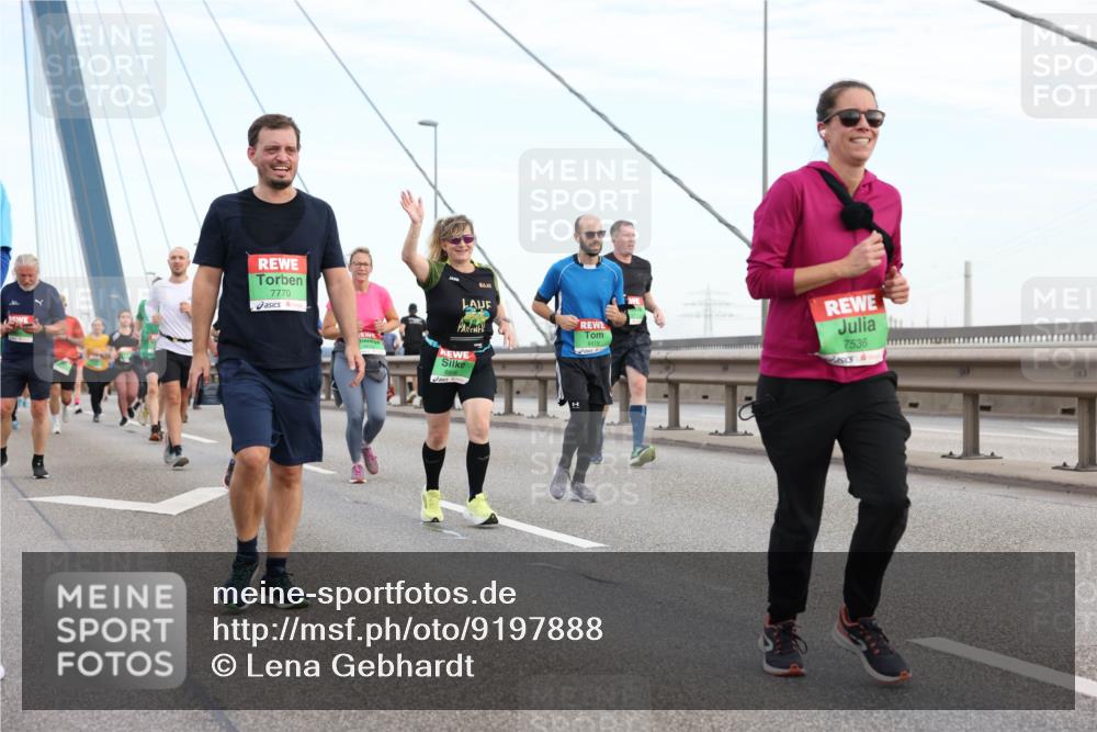 03.10.2025 - Köhlbrandbrückenlauf Lena Gebhardt http://msf.ph/oto/9197888 03.10.2025 15:32:44 Position 1 7770, 8806, 8419, 7536 meine-sportfotos.de