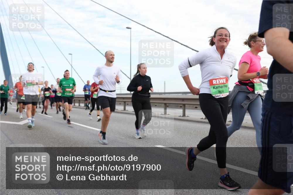 03.10.2025 - Köhlbrandbrückenlauf Lena Gebhardt http://msf.ph/oto/9197900 03.10.2025 15:32:48 Position 1 9658 meine-sportfotos.de
