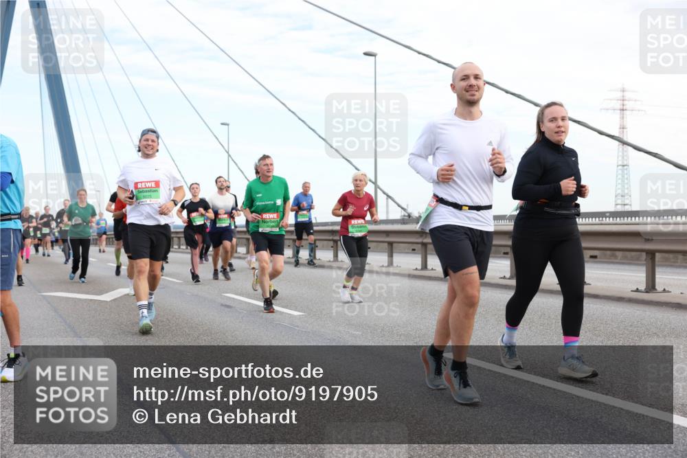 03.10.2025 - Köhlbrandbrückenlauf Lena Gebhardt http://msf.ph/oto/9197905 03.10.2025 15:32:49 Position 1  meine-sportfotos.de
