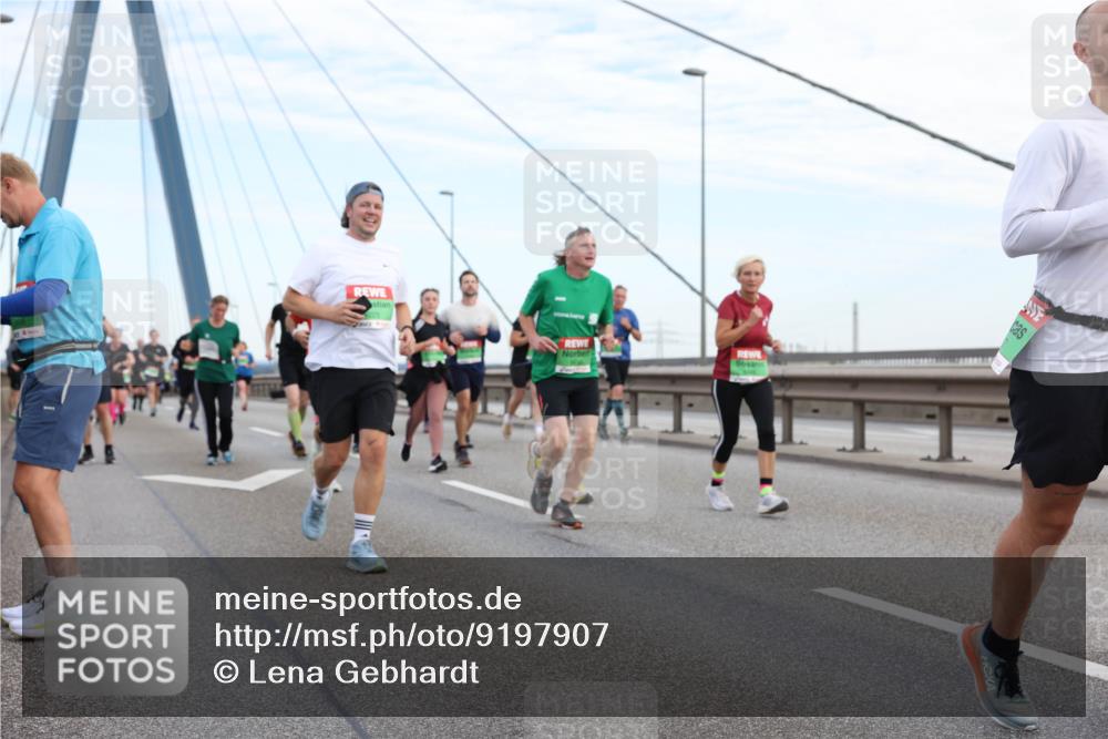 03.10.2025 - Köhlbrandbrückenlauf Lena Gebhardt http://msf.ph/oto/9197907 03.10.2025 15:32:49 Position 1  meine-sportfotos.de