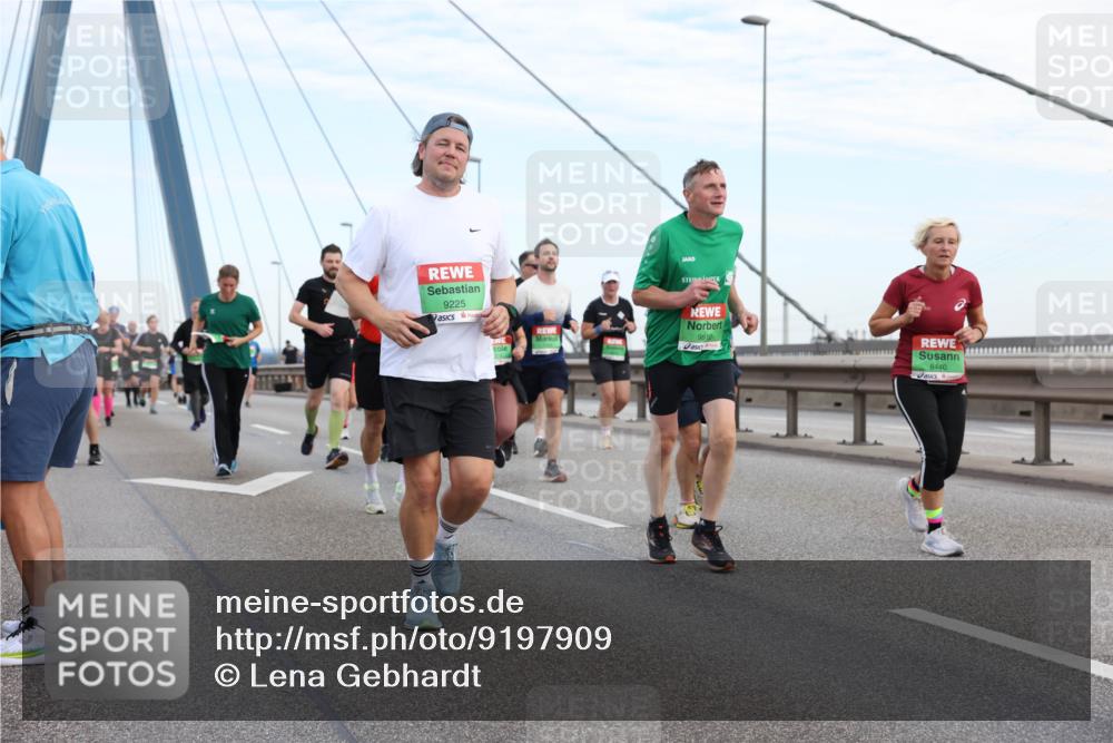 03.10.2025 - Köhlbrandbrückenlauf Lena Gebhardt http://msf.ph/oto/9197909 03.10.2025 15:32:50 Position 1 9225, 9610, 8440 meine-sportfotos.de
