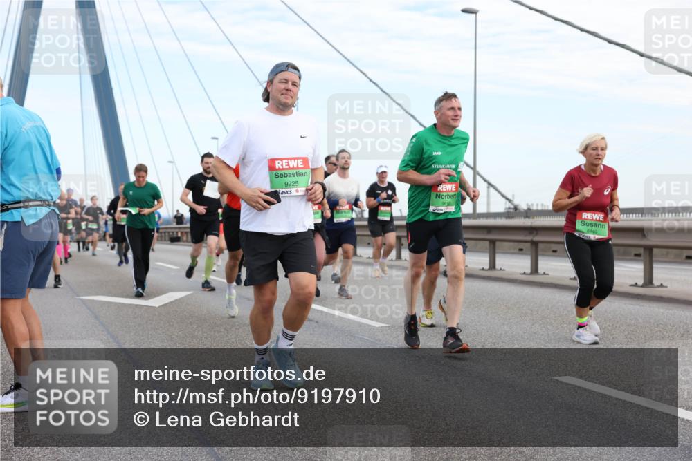 03.10.2025 - Köhlbrandbrückenlauf Lena Gebhardt http://msf.ph/oto/9197910 03.10.2025 15:32:50 Position 1 9225, 9610, 8440 meine-sportfotos.de