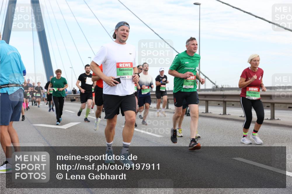 03.10.2025 - Köhlbrandbrückenlauf Lena Gebhardt http://msf.ph/oto/9197911 03.10.2025 15:32:50 Position 1 9225, 9610, 8440 meine-sportfotos.de