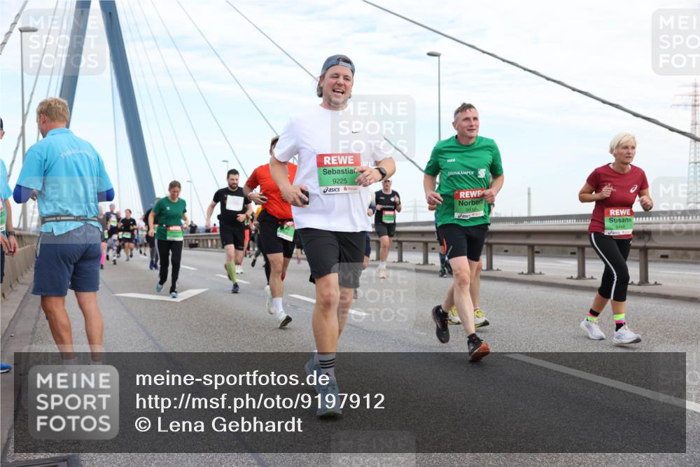 03.10.2025 - Köhlbrandbrückenlauf Lena Gebhardt http://msf.ph/oto/9197912 03.10.2025 15:32:50 Position 1 9225, 9610, 8440 meine-sportfotos.de