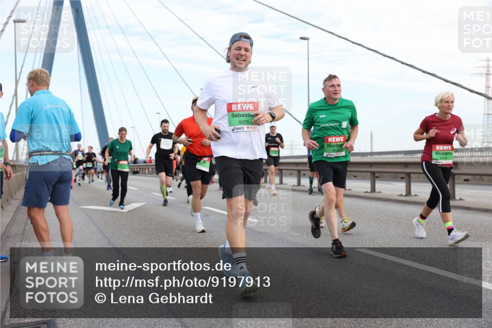 03.10.2025 - Köhlbrandbrückenlauf Lena Gebhardt http://msf.ph/oto/9197913 03.10.2025 15:32:50 Position 1 9225, 9610, 8440 meine-sportfotos.de