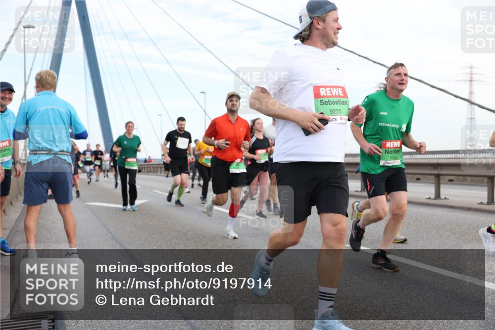 03.10.2025 - Köhlbrandbrückenlauf Lena Gebhardt http://msf.ph/oto/9197914 03.10.2025 15:32:51 Position 1 8907, 9225, 9610 meine-sportfotos.de