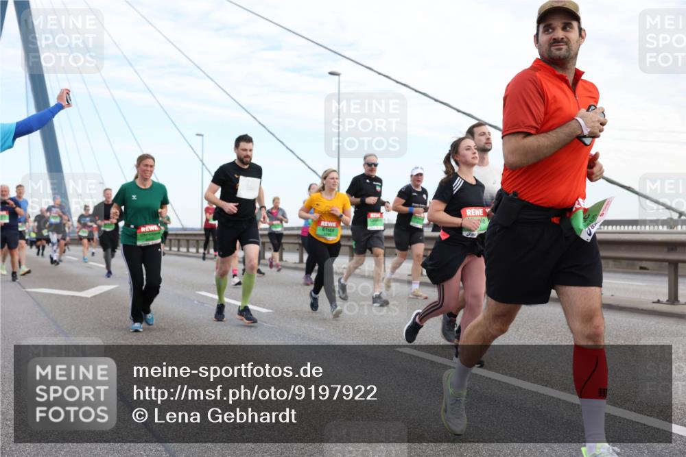 03.10.2025 - Köhlbrandbrückenlauf Lena Gebhardt http://msf.ph/oto/9197922 03.10.2025 15:32:52 Position 1  meine-sportfotos.de