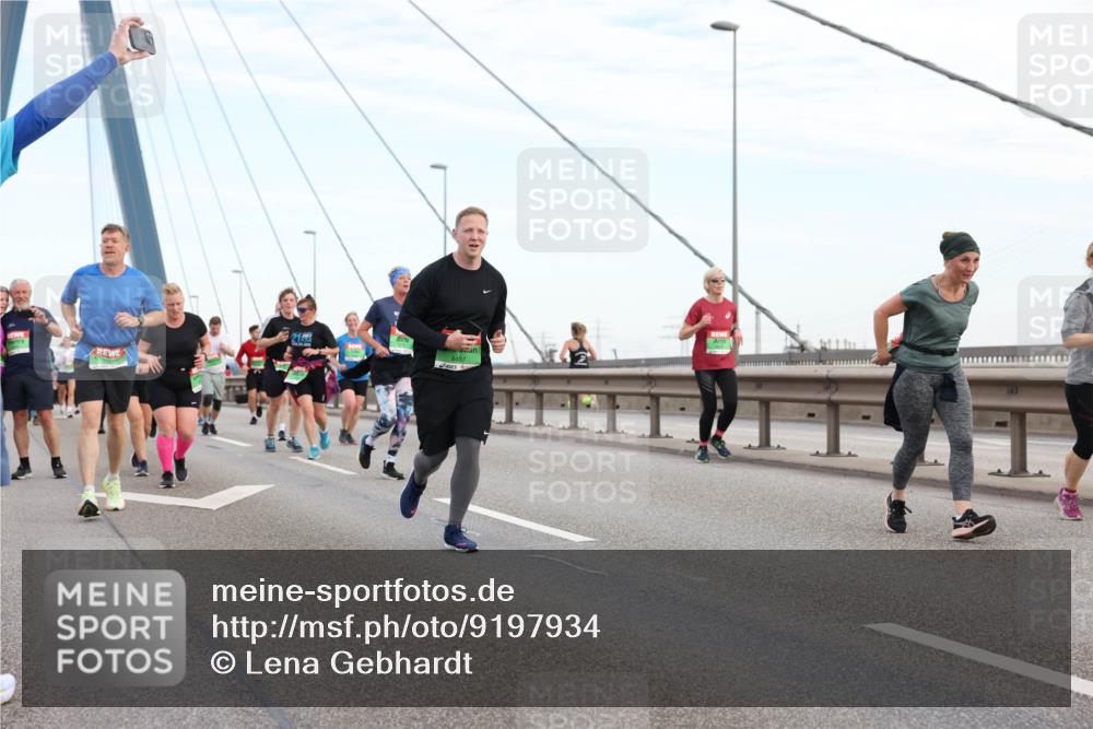 03.10.2025 - Köhlbrandbrückenlauf Lena Gebhardt http://msf.ph/oto/9197934 03.10.2025 15:32:55 Position 1 21993, 8457 meine-sportfotos.de