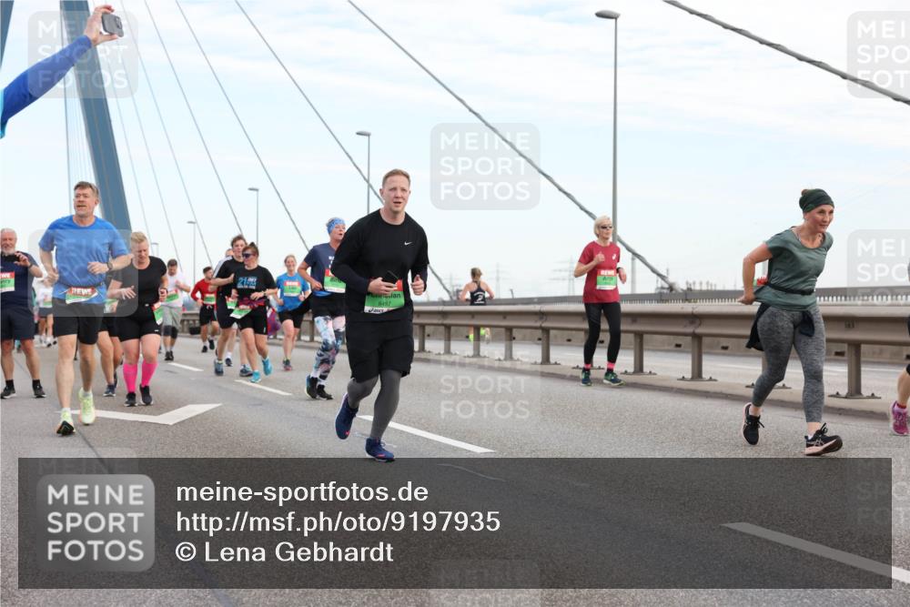 03.10.2025 - Köhlbrandbrückenlauf Lena Gebhardt http://msf.ph/oto/9197935 03.10.2025 15:32:55 Position 1 21, 8457 meine-sportfotos.de