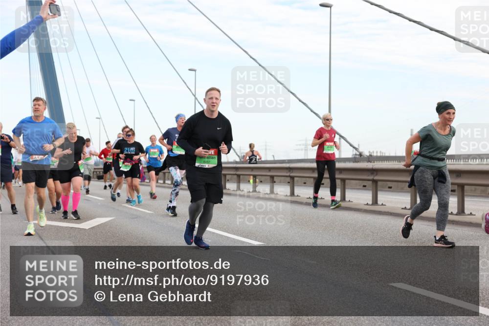 03.10.2025 - Köhlbrandbrückenlauf Lena Gebhardt http://msf.ph/oto/9197936 03.10.2025 15:32:55 Position 1 213, 8457 meine-sportfotos.de
