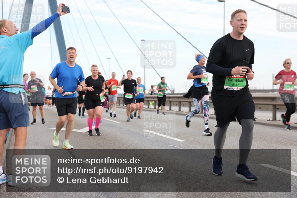 03.10.2025 - Köhlbrandbrückenlauf Lena Gebhardt http://msf.ph/oto/9197942 03.10.2025 15:32:56 Position 1 8457 meine-sportfotos.de