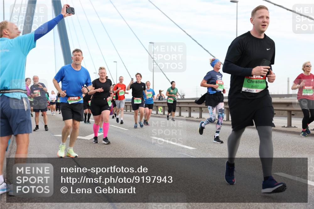 03.10.2025 - Köhlbrandbrückenlauf Lena Gebhardt http://msf.ph/oto/9197943 03.10.2025 15:32:56 Position 1 8457 meine-sportfotos.de