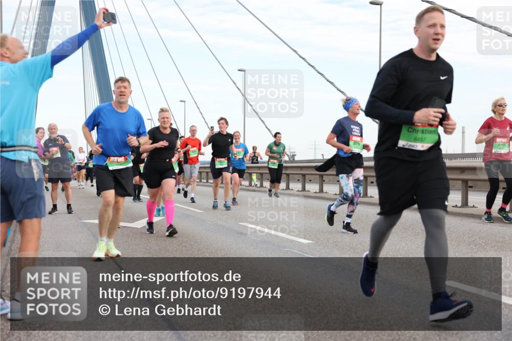 03.10.2025 - Köhlbrandbrückenlauf Lena Gebhardt http://msf.ph/oto/9197944 03.10.2025 15:32:57 Position 1 8457 meine-sportfotos.de