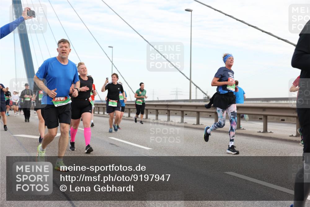 03.10.2025 - Köhlbrandbrückenlauf Lena Gebhardt http://msf.ph/oto/9197947 03.10.2025 15:32:57 Position 1  meine-sportfotos.de