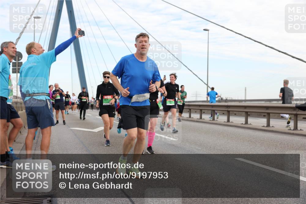 03.10.2025 - Köhlbrandbrückenlauf Lena Gebhardt http://msf.ph/oto/9197953 03.10.2025 15:32:58 Position 1  meine-sportfotos.de