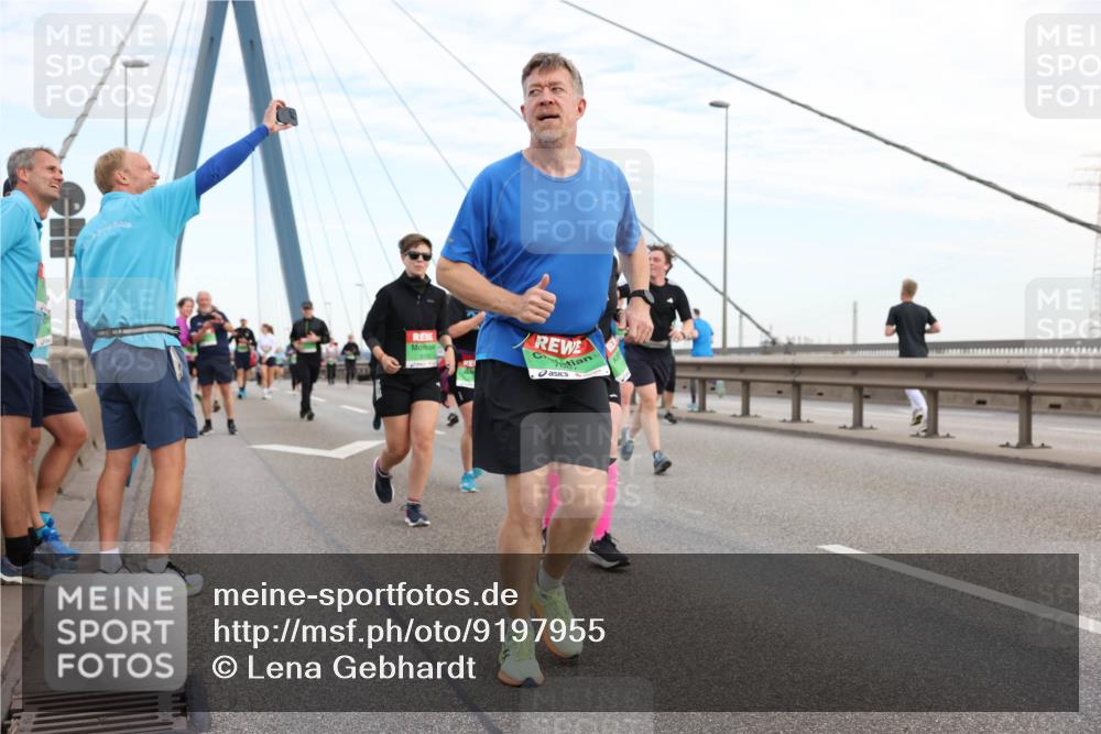 03.10.2025 - Köhlbrandbrückenlauf Lena Gebhardt http://msf.ph/oto/9197955 03.10.2025 15:32:58 Position 1  meine-sportfotos.de