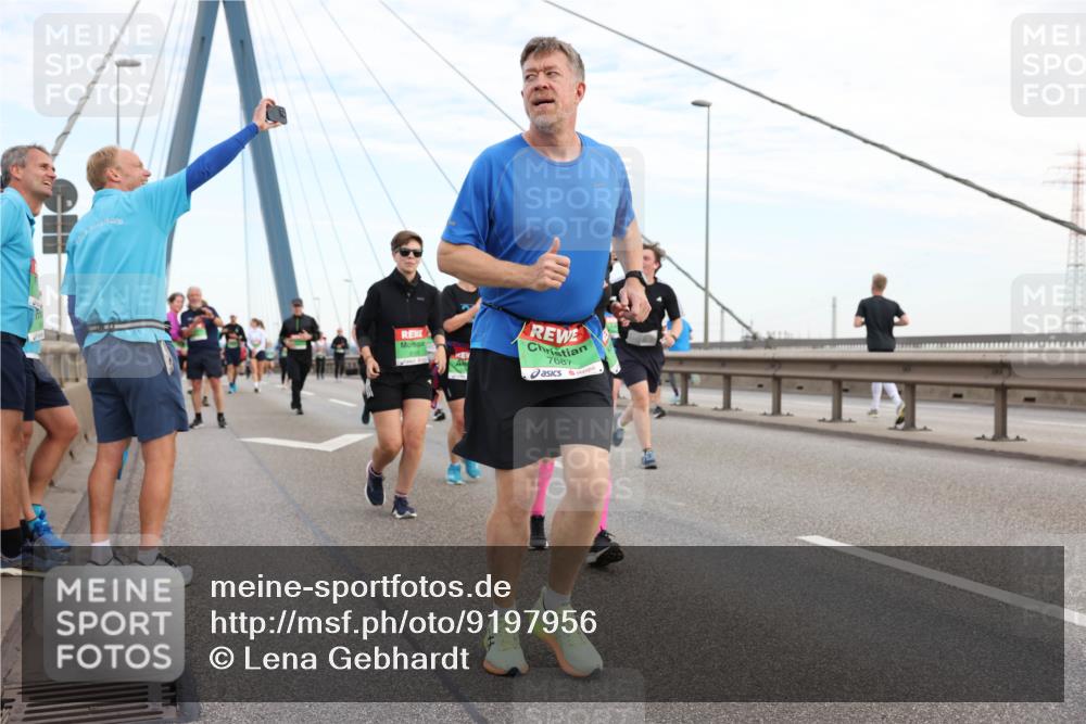03.10.2025 - Köhlbrandbrückenlauf Lena Gebhardt http://msf.ph/oto/9197956 03.10.2025 15:32:59 Position 1 7687 meine-sportfotos.de