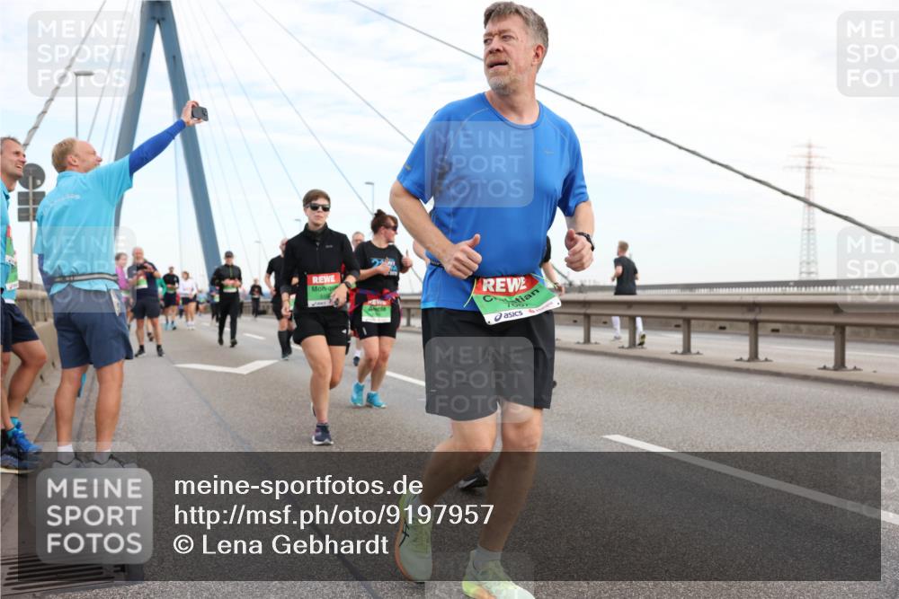 03.10.2025 - Köhlbrandbrückenlauf Lena Gebhardt http://msf.ph/oto/9197957 03.10.2025 15:32:59 Position 1  meine-sportfotos.de