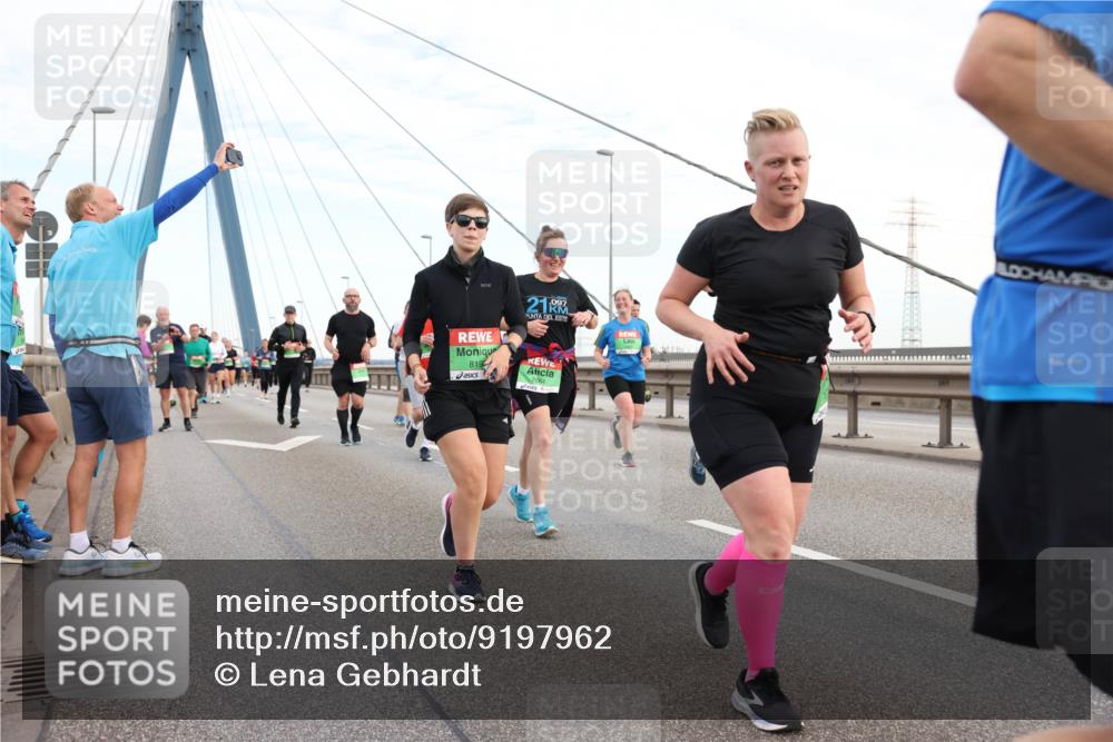 03.10.2025 - Köhlbrandbrückenlauf Lena Gebhardt http://msf.ph/oto/9197962 03.10.2025 15:33:00 Position 1 21, 819, 7664 meine-sportfotos.de