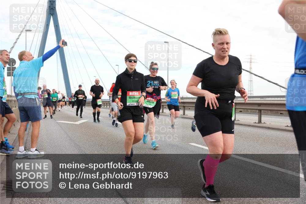 03.10.2025 - Köhlbrandbrückenlauf Lena Gebhardt http://msf.ph/oto/9197963 03.10.2025 15:33:00 Position 1 21, 097, 8193, 7064 meine-sportfotos.de