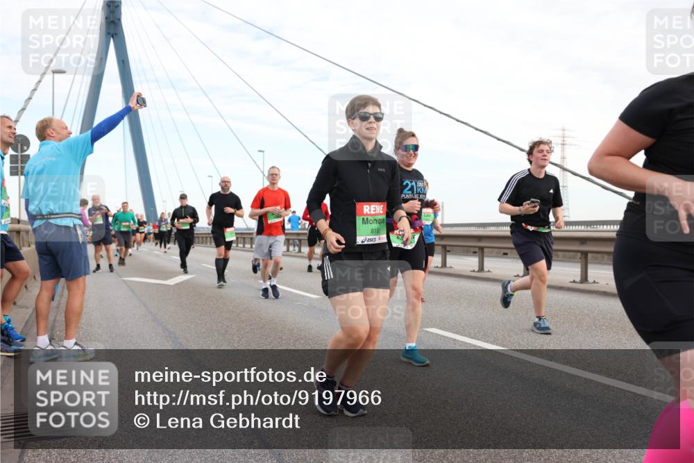 03.10.2025 - Köhlbrandbrückenlauf Lena Gebhardt http://msf.ph/oto/9197966 03.10.2025 15:33:00 Position 1 21, 097, 8193 meine-sportfotos.de