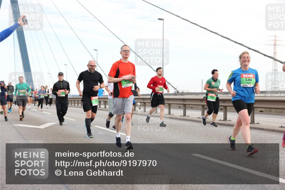 03.10.2025 - Köhlbrandbrückenlauf Lena Gebhardt http://msf.ph/oto/9197970 03.10.2025 15:33:01 Position 1  meine-sportfotos.de
