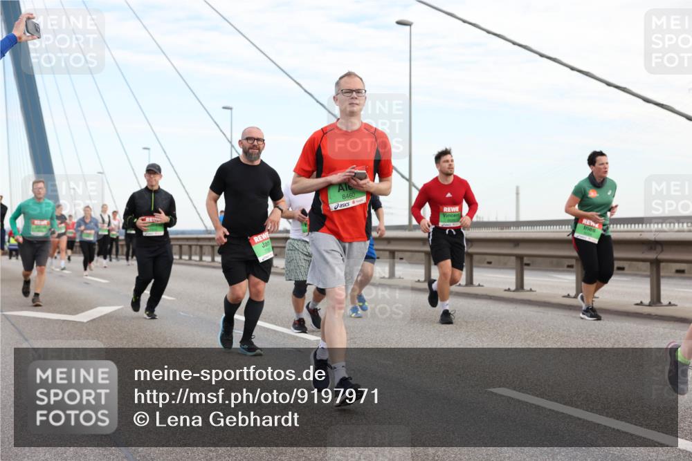 03.10.2025 - Köhlbrandbrückenlauf Lena Gebhardt http://msf.ph/oto/9197971 03.10.2025 15:33:01 Position 1 8460 meine-sportfotos.de
