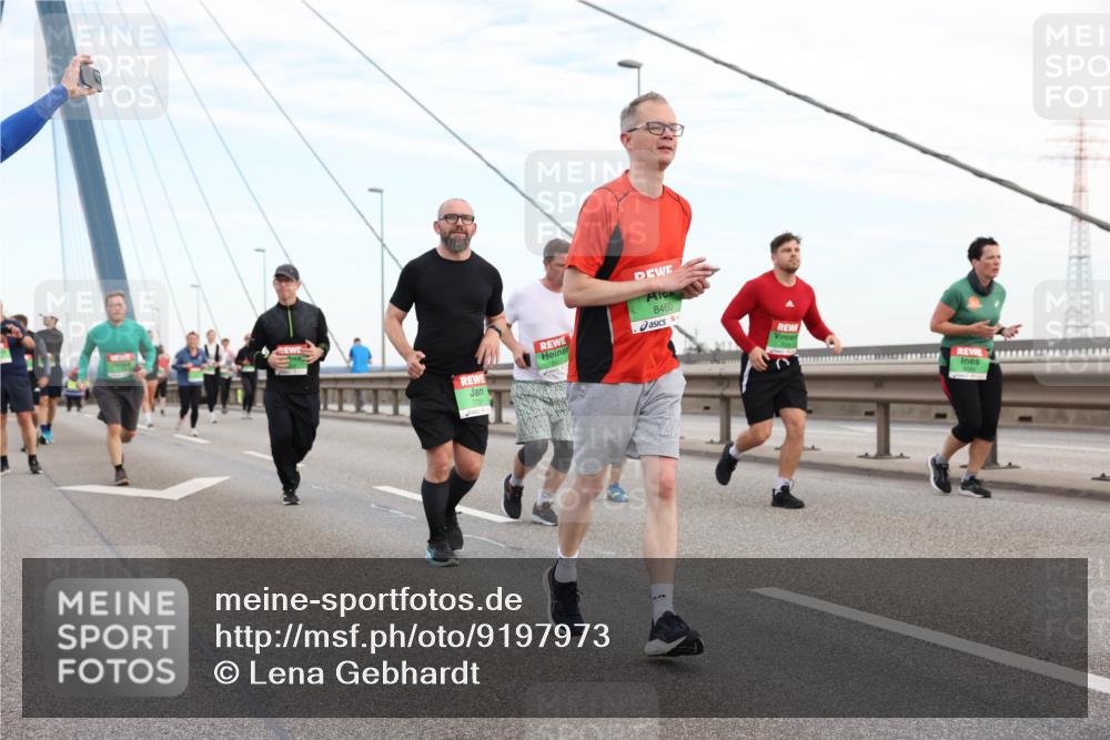 03.10.2025 - Köhlbrandbrückenlauf Lena Gebhardt http://msf.ph/oto/9197973 03.10.2025 15:33:02 Position 1 8460, 7751 meine-sportfotos.de