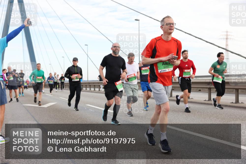 03.10.2025 - Köhlbrandbrückenlauf Lena Gebhardt http://msf.ph/oto/9197975 03.10.2025 15:33:02 Position 1 8460 meine-sportfotos.de