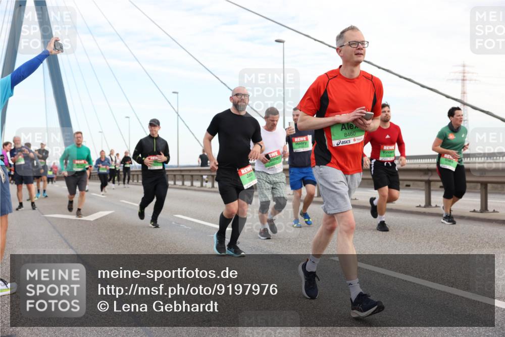 03.10.2025 - Köhlbrandbrückenlauf Lena Gebhardt http://msf.ph/oto/9197976 03.10.2025 15:33:02 Position 1 8460 meine-sportfotos.de
